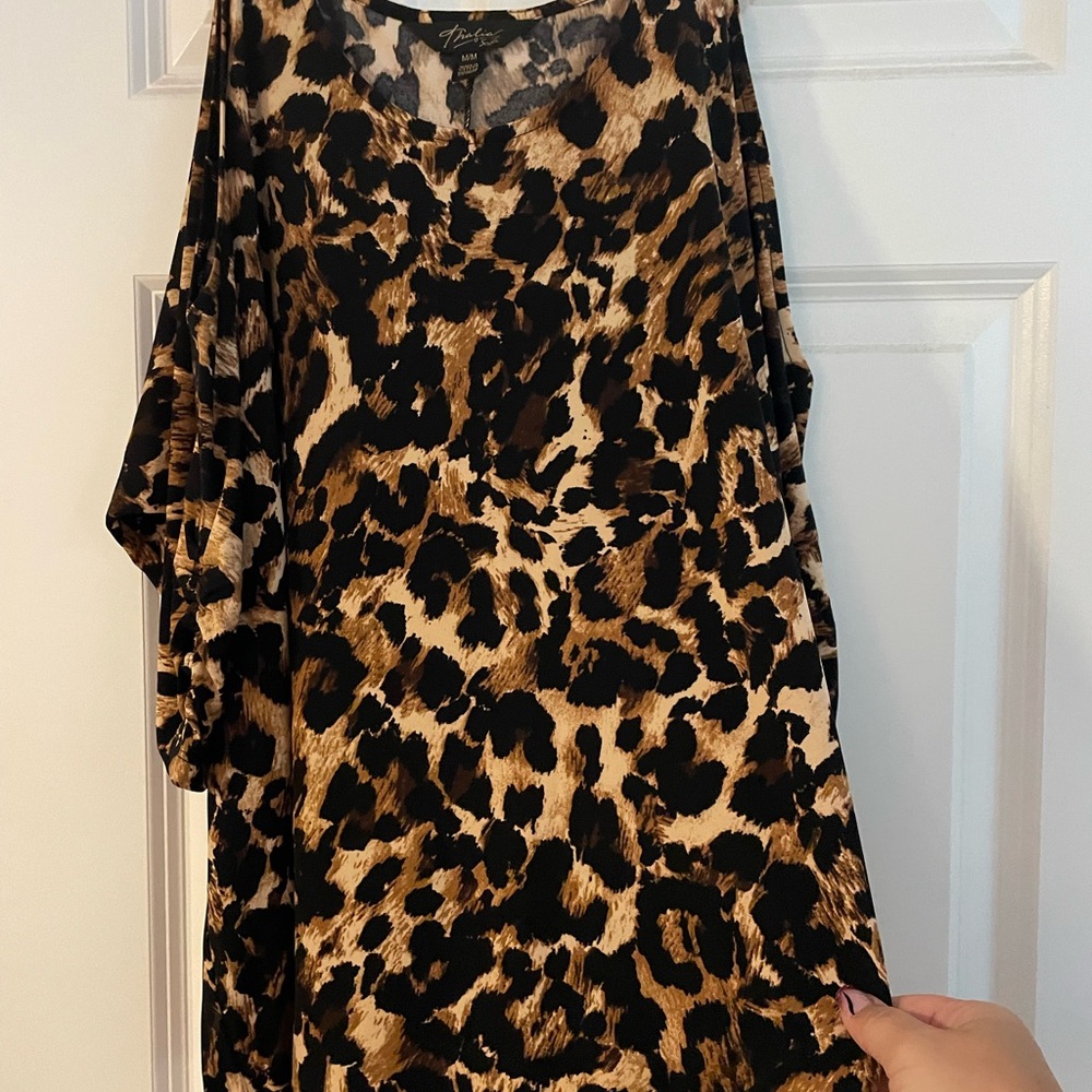 Leaopard cold shoulder top w gold shoulder chain